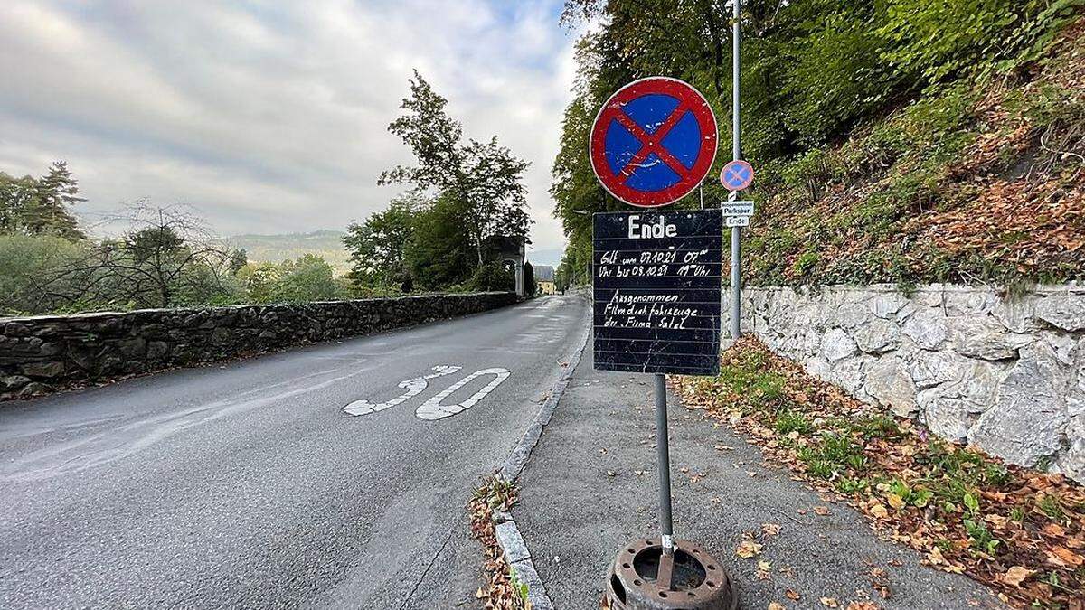 In Leoben wird gedreht: Entlang der Gösserstraße, aber auch i der Sauraugasse wurden mehrere solcher Tafeln platziert. 