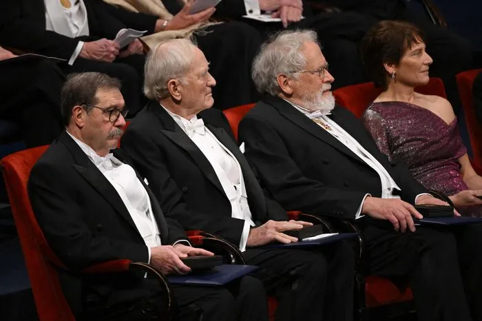 Im Stockholmer Konzerthaus wurde er mit seinen Co-Preisträgern in Physik, Alain Aspect und John Clauser, ausgezeichnet. Am Beginn der zweiten Quantenrevolution sei es "bemerkenswert, wie der Kreis in Österreich begann und in Österreich geschlossen wurde", hieß es bei der Präsentation der Physik-Laureaten.
