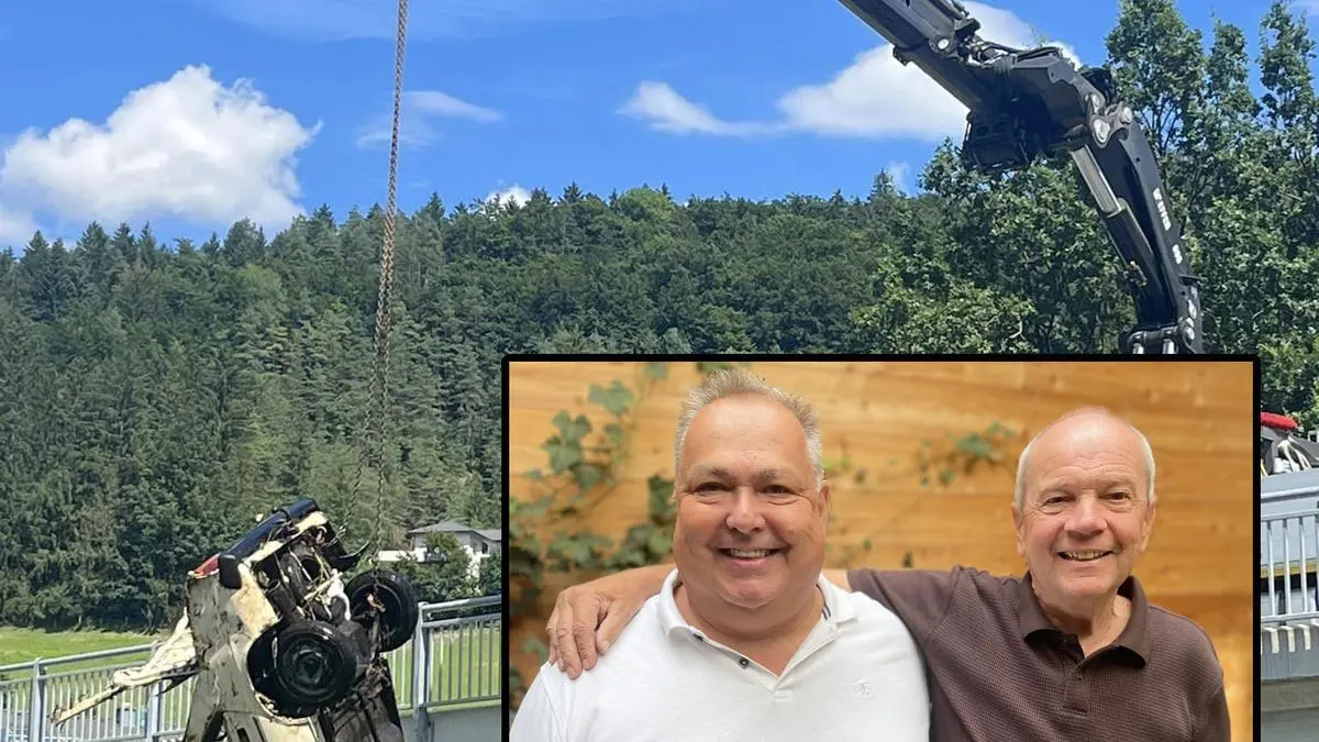 Herbert Haid und Josef Zernig (von links) und das Autowrack 