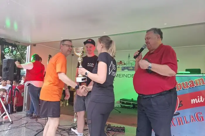 Den Pokal für die größte Gruppe heimste das Team von Holz-Her mit 74 Anmeldungen ein. 
