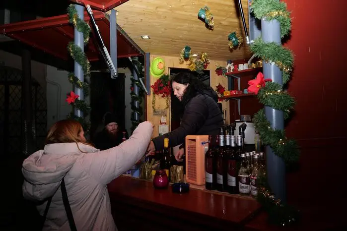 Für die Eltern und deren leibliches Wohl war ebenfalls gesorgt und so wurden erste Glühwein-Haferl und Punsch ausgeschenkt. Die Schlittschuhbahn ist ab heute wieder täglich geöffnet, wobei es einen kostenlosen Schlittschuh- und Helmverleih gibt. 