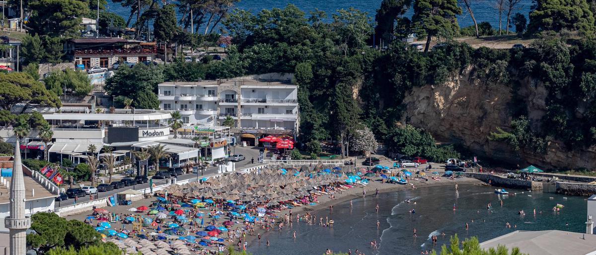 An einem Strand in der Stadt Ulcinj gibt es einen Strand nur für Frauen mit Kopf-Tuch oder Burkini