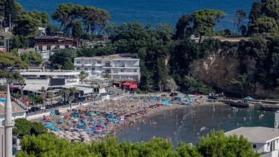 An einem Strand in der Stadt Ulcinj gibt es einen Strand nur für Frauen mit Kopf-Tuch oder Burkini