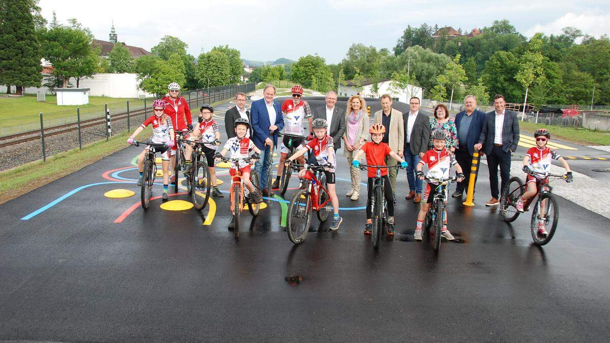 Die Crazy Cross Biker testeten den neuen Radmotorikpark bei der Eröffnung als erstes. Bei der Eröffnung waren auch politische Vertreter aller Kernraumgemeinden anwesend