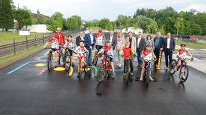 Die Crazy Cross Biker testeten den neuen Radmotorikpark bei der Eröffnung als erstes. Bei der Eröffnung waren auch politische Vertreter aller Kernraumgemeinden anwesend