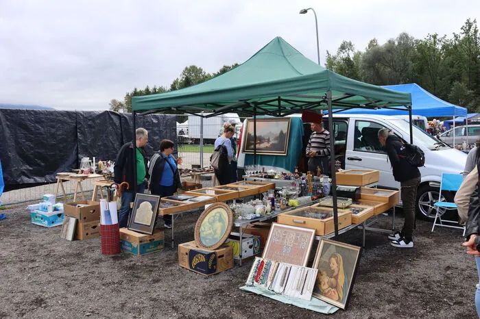 Antiquitäten, Möbel, Kleidung, Videospiele und Co.: Angeboten wurde alles, was das (Flohmarkt-)Herz begehrt