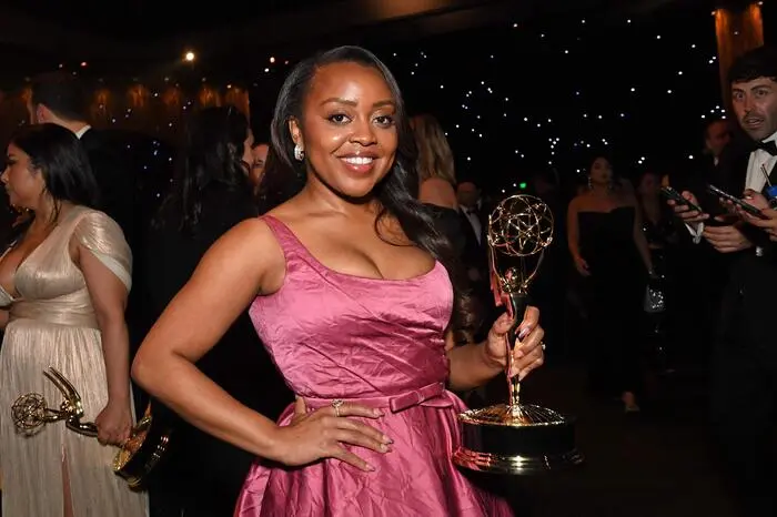Quinta Brunson brach am Montagabend einen Rekord. Der „Abbott Elementary“-Star gewann als erste schwarze Schauspielerin seit 42 Jahren in der Kategorie „Beste Schauspielerin in einer Comedy-Serie“.