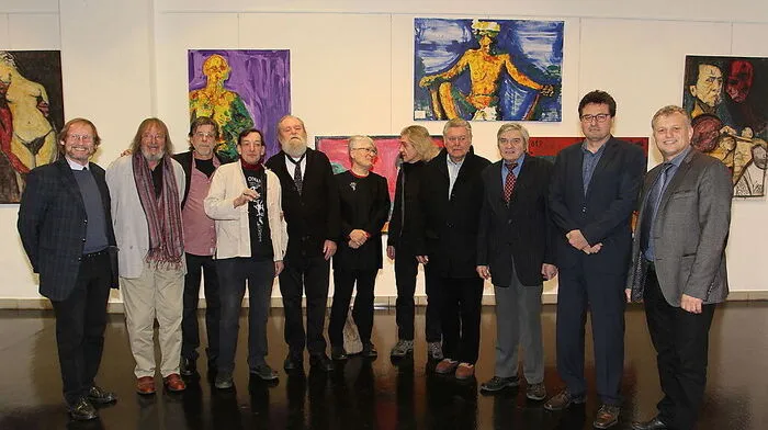 „Die Kernbeißer“, gerahmt von Laudator Gerhard Kisser (links) und Vertretern der Stadtgemeinde (rechts)