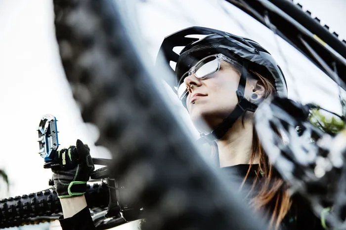 2. Brille oder Kontaktlinsen beim Sport? Brille und Kontaktlinsen ergänzen einander ideal, aber jeder Mensch hat andere Präferenzen bei der Auswahl der passenden Sehhilfe. Während eine Sportbrille sehr leicht und gleichzeitig robust ist, eine bessere Sicht gewährt und die Augen vor UV-Strahlung schützt, ermöglichen Kontaktlinsen mehr Bewegungsfreiheit. Diese Entscheidung ist somit ganz nach persönlichen Vorlieben zu treffen.