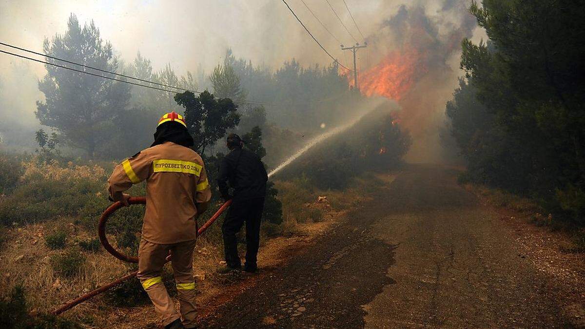 Feuerwehrleute kämpfen gegen die Flammen in Kalamos, etwa 45 Kilometer östlich von Athen