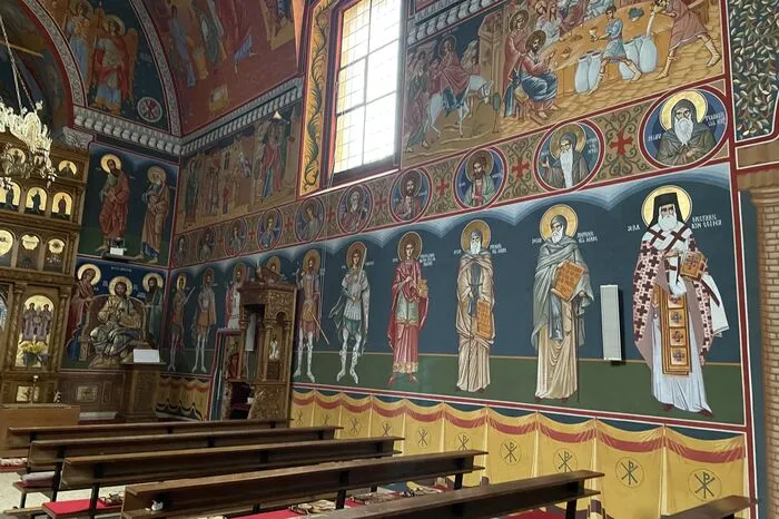 ... mit Motiven aus dem Leben Jesu und Marias sowie Heiligenfiguren...