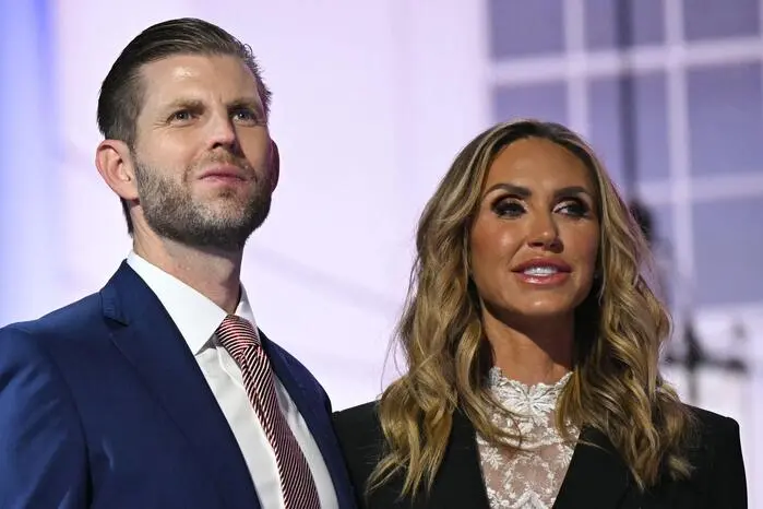 Anders als Ivanka hat Eric aktiv im Wahlkampf seines Vaters mitgemischt. Er hat eine Führungsrolle in der Firma seines Vaters, der Trump Organization. Es wirkt allerdings nicht so, als könne er aus dem Schatten seines großen Bruders Don Jr. hervortreten.