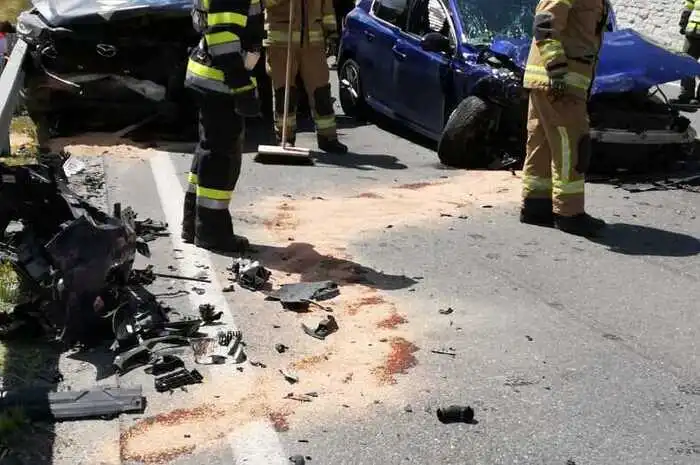 Dabei kam es zu einer Streifkollision. In weiterer Folge kollidierte sie frontal mit einem weiteren Fahrzeug und ein viertes Auto fuhr auf. 