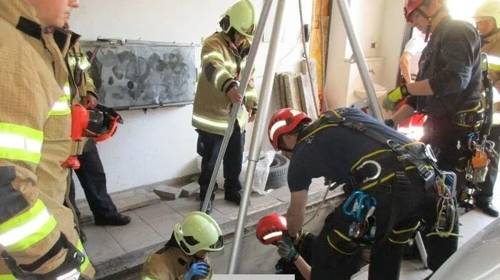 Ein Mann war in eine Montagegrube gestürzt