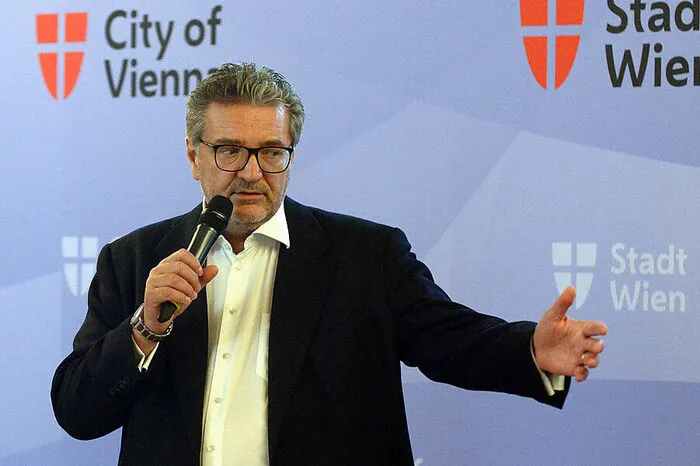 "Es hat weder wer hingepfiffen, noch wer zurückgepfiffen." - Wiens Gesundheitsstadtrat Peter Hacker (SPÖ) darf nach einem Machtwort des Bürgermeisters jedenfalls nicht auf den Krisenstab des Innenministeriums pfeifen.