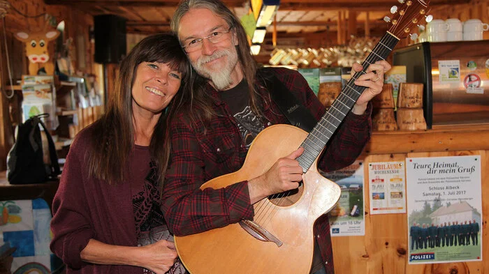 Jetzt, wo die Sonne am höchsten steht, werden Sonnwendfeiern abgehalten. Auf der Hiasl-Zierbenhütte wurde gemeinsam mit den Musikern "Outi & Lee" gefeiert.
