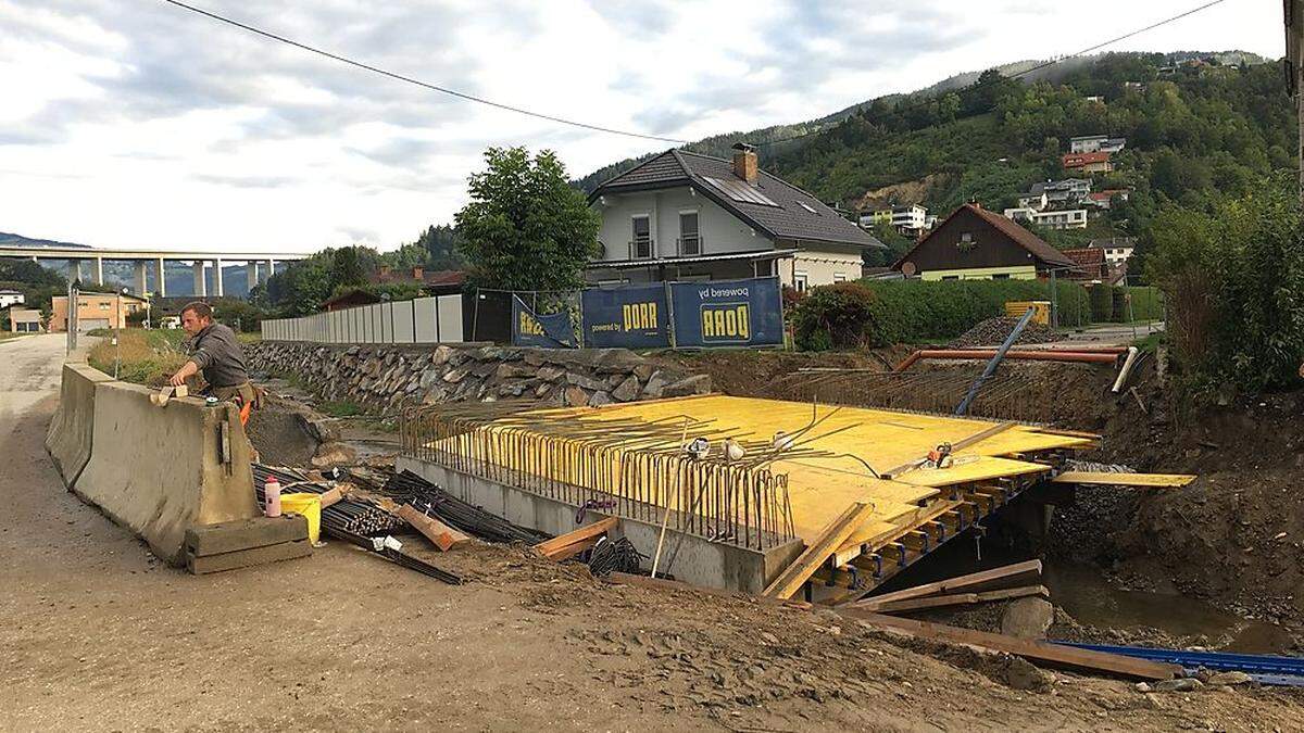 Diese Woche wird die neue Auen-Brücke bei der Weinzedlei betoniert, Anfang November soll alles fertig sein