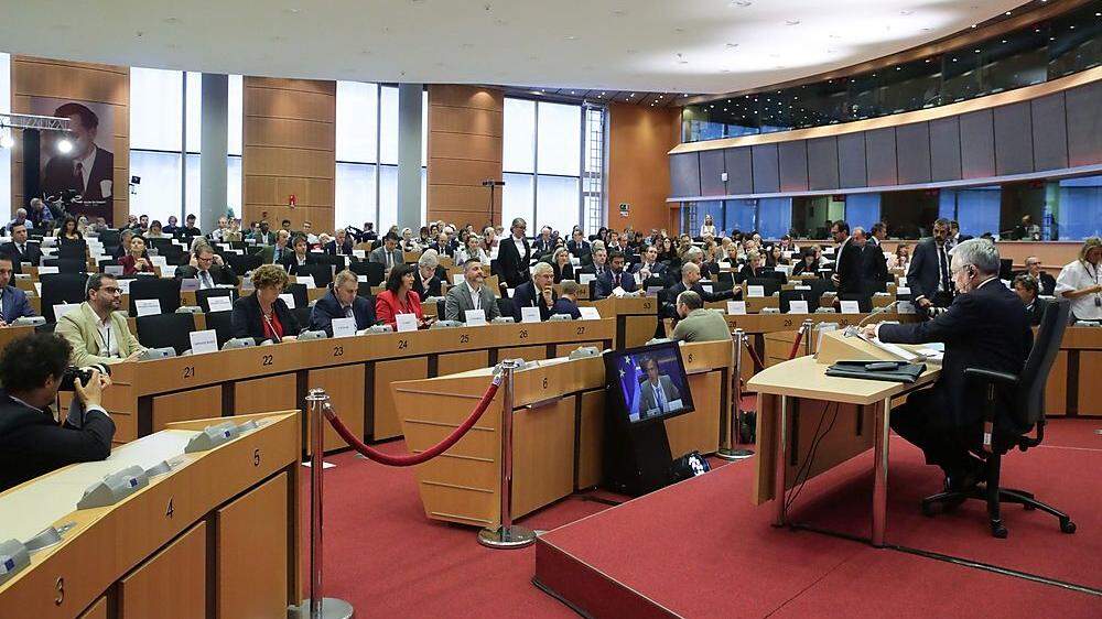 Auf Herz und Nieren: Die Parlamentarier nehmen die Kandidaten (im Bild Didier Reynders, Belgien) in die Mangel