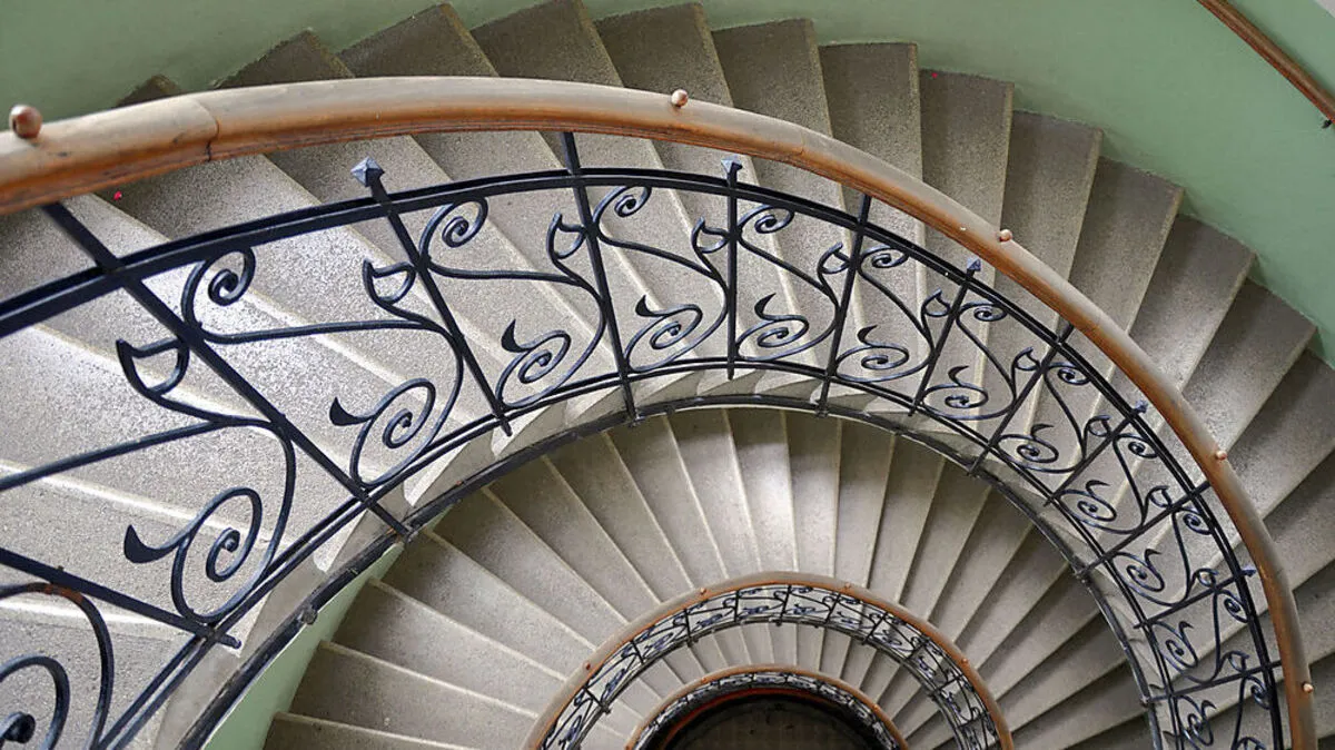 Mangelhafte Treppenhäuser: Wackelige Geländer, ungleiche Stufenhöhen, mangelnde Beleuchtung