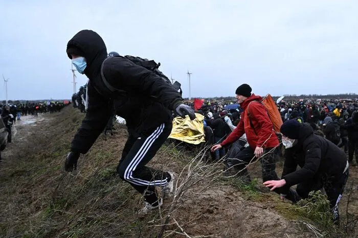 Ein Polizeisprecher sagte, man müsse "unmittelbaren Zwang" anwenden, um die Demonstranten daran zu hindern, nach Lützerath vorzudringen