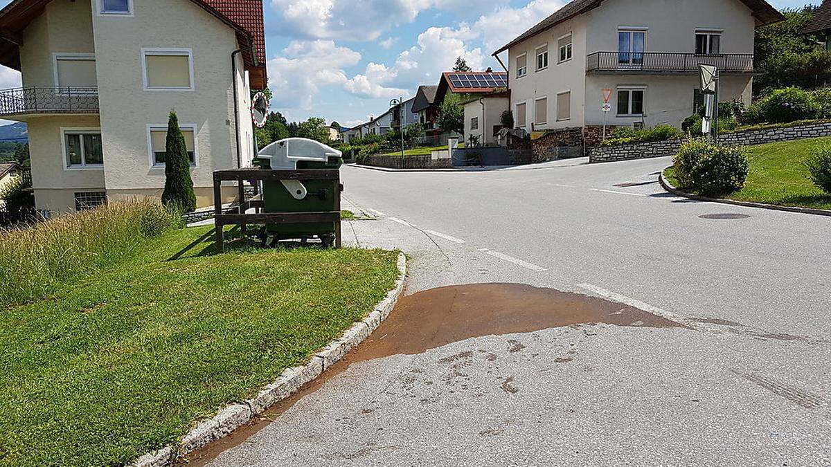 Ein großer Ölfleck zeugt noch von dem Mopedunfall in Rosental am Montagabend