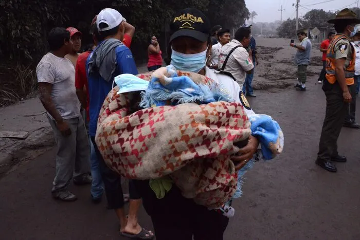 Er liegt rund 70 Kilometer südwestlich der Hauptstadt Guatemala-Stadt.
