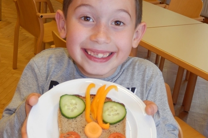 Elias aus der Volksschule Baierdorf freut sich sichtlich über sein kreatives Teddybär-Brot.