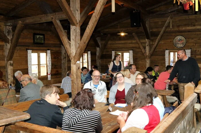 Auch am zweiten Wiesenmarkt-Sonntag war die urige Hütte beliebter Treffpunkt - nicht nur für die Jugend und Junggebliebenen. 