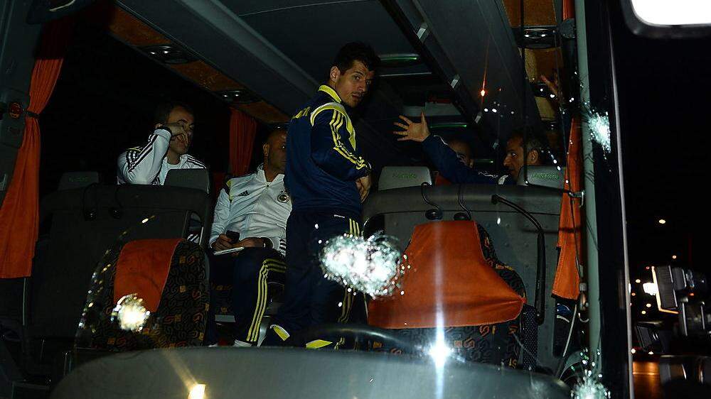 Auf dem Weg zum Flughafen  feuern Unbekannte im April 2015 mit einem Gewehr auf den Mannschaftsbus des türkischen Erstligisten. 