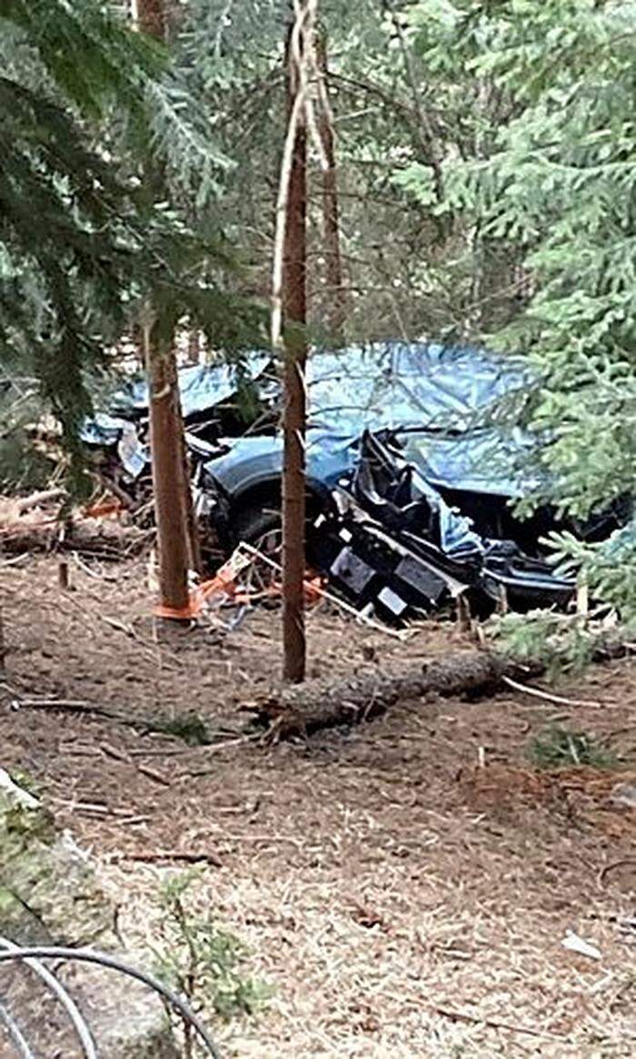 Das Auto stürzte rund 100 Meter in einen steil abfallenden Wald 