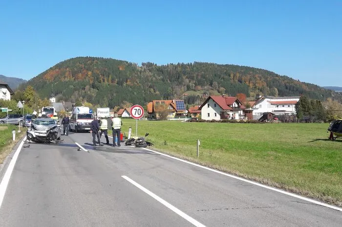 Beim folgenden Zusammenstoß wurde der Jugendliche schwer verletzt, vom Notarzt erstversorgt und mit dem Rettungshubschrauber C12 ins LKH Graz geflogen.