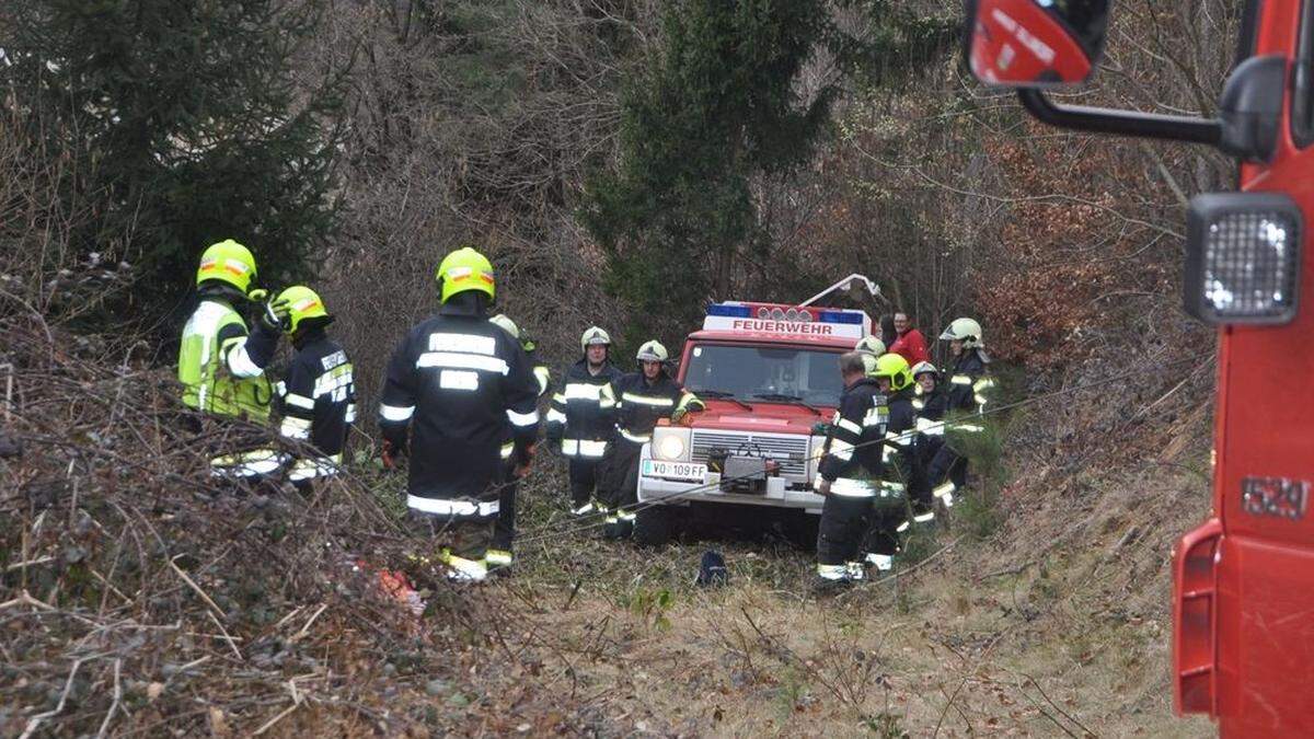 Mit Seilwinden und Umlenkrollen wurde das schwer beschädigte Fahrzeug geborgen