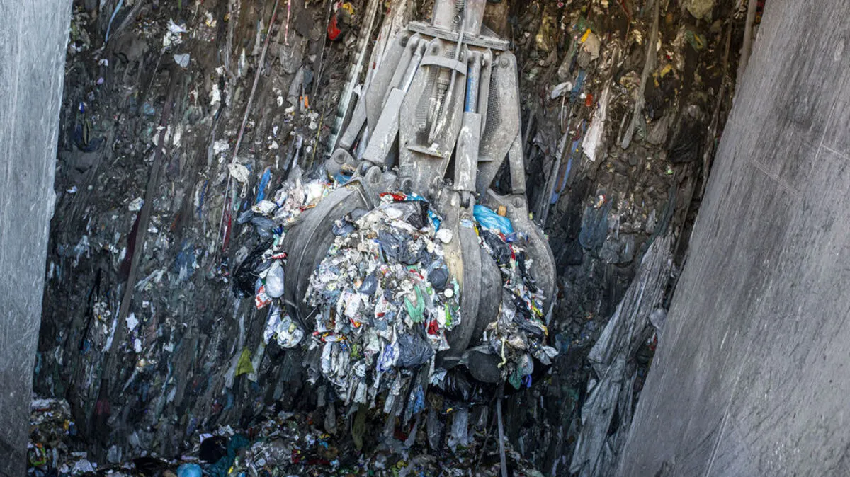Ein Greifarm fasst in der Müllverbrennungsanlage in Arnoldstein bis zu drei Tonnen Müll auf einmal