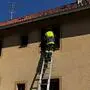 Die Feuerwehrleute verschafften sich Zutritt zur Wohnung