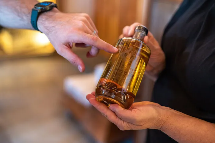 Möchten Sie einen edlen Tropfen zu besonderen Anlässen verschenken, können Sie die Flasche bei Dveri Pax auch gravieren lassen