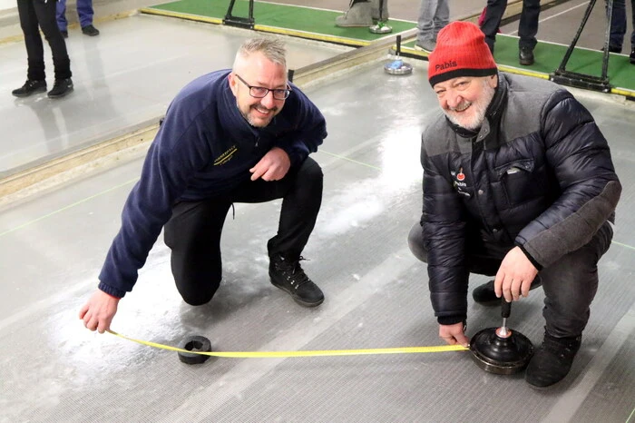 Cheforganisator Josef Pabis (rechts) konnte am Faschingssonntag in aller Früh im Gleisdreieck 14 Moarschaften aus dem Bezirk St. Veit begrüßen.