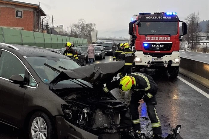 2 Pkw krachten in die Leitschiene, 6 weitere Fahrzeuge verunfallten zusätzlich an dieser Stelle. Dabei waren mehrere Verletzte zu beklagen.