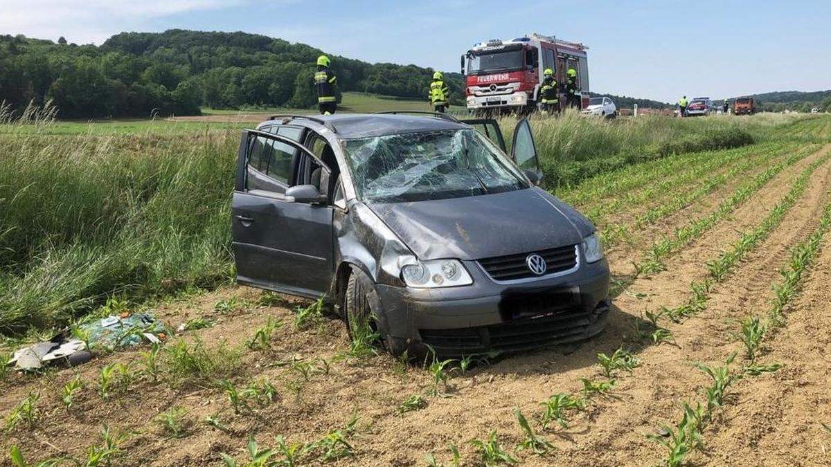 22 Feuerwehrkameraden bargen das Auto