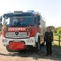 Die Mitglieder der Feuerwehr Nitscha freuen sich über ihr neues Hilfeleistungslöschfahrzeug