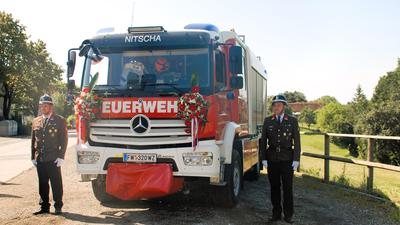 Die Mitglieder der Feuerwehr Nitscha freuen sich über ihr neues Hilfeleistungslöschfahrzeug
