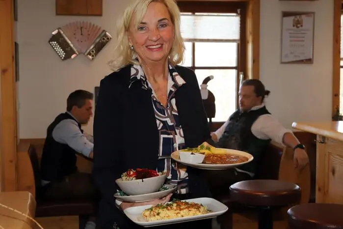 Luise Valentinitsch war fleißig mit dem Speisen und Getränken unterwegs.