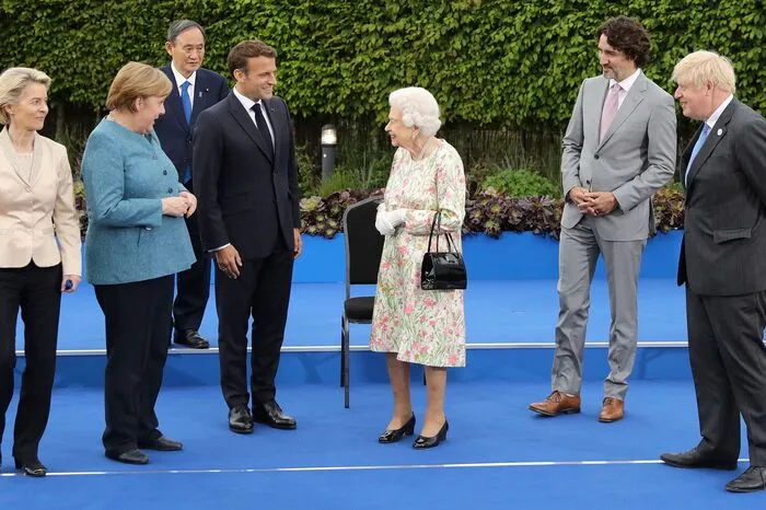 Auch die deutsche Bundeskanzlerin Angela Merkel konnte sich ein Lächeln nicht verkneifen. Großbritanniens Premier Boris Johnson antwortete: "Ja, auf jeden Fall. Wir haben uns vergnügt, obwohl es nicht so aussieht."