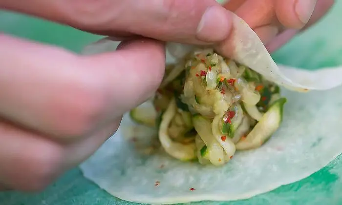 Die Gurkenfülle wird auf die Kohlrabiblätter