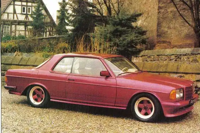 Ja, schon klar, schon wieder ein V8-Mercedes, den AMG hier auf die breiten Räder gestellt hat. Aber er repräsentiert schön den Wandel, den der ehemalige Tuner zu der Zeit vollzogen hat. Die Flegeljahre waren vorbei. Es war Zeit erwachsen zu werden. Nur wie sollte das in den knallbunten Siebzigern aussehen? Vielleicht so: Ein kreuzbraves Coupé bekommt nicht nur den Fünfliter-V8 aus den größeren Baureihen verpasst, was nur dank kreativer Lösungen (sogar den Hauptbremszylinder musste man versetzen) gelang. Man gönnte ihm auch noch eine dezente Überarbeitung, damit 276 PS für wackere Fahrleistungen sorgten. 7,4 Sekunden auf 100 und immerhin maximal 235 km/h, das war für einen Mercedes seinerzeit atemberaubend. Delikat wird der Wagen allerdings, wenn man sich die zahllosen Details ansieht, mit der AMG seinerzeit versucht hat, dem Wagen einen sportlichen Stempel aufzudrücken: Ein auffälliges Spoilerwerk, das nur halbwegs zur barocken Grundform der Baureihe W 123 passen wollte. Dazu ein etwas zu tiefes Fahrwerk und Tiefbettfelgen, wie man sie nur in den Siebzigern montieren konnte. Und als Krönung der Maßnahmen wurde noch alles, wirklich alles, was irgendwie lackierbar war, in Wagenfarbe gehüllt. Ein unglaublicher Zeitzeuge einer Epoche, in der nur das wirklich cool war, was man nicht serienmäßig beließ. Und damit ein schöner Kontrast zu heute, wo es AMGs ab Werk frisiert gibt.