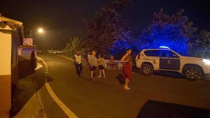 Wegen des Feuers, das sich im Ort Juncalillo  auf Gran Canaria ausbreitete, mussten viele Bewohner ihre Häuser und Wohnungen verlassen.