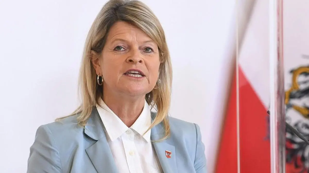  Verteidigungsministerin Klaudia Tanner 