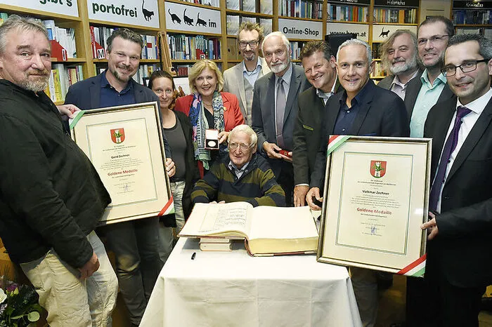 Als besonderes Jubiläumsgeschenk brachte Maria-Luise Mathiaschitz die „Goldene Medaille der Landeshauptstadt Klagenfurt“ mit. Die Verleihung an die beiden Seniorchefs Gerd und Volkmar Zechner war vom Stadtsenat einstimmig beschlossen worden.