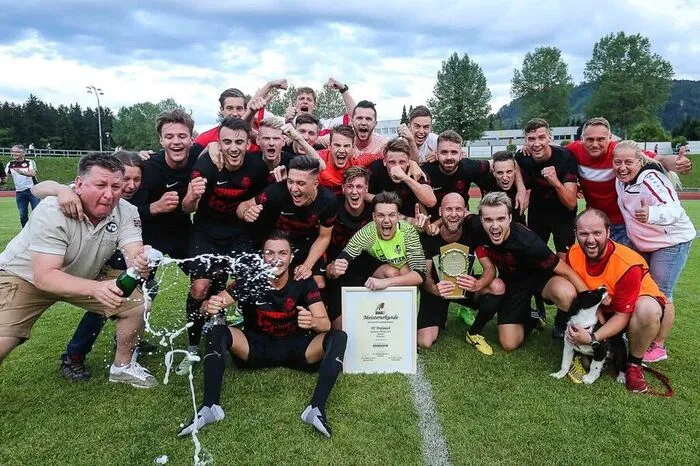 Viel früher als geplant Trofaiach erstellte mit Trainer Rene Lerch einen Fünf-Jahres-Plan mit dem Endziel Landesliga. Dieses wurde bereits im dritten Jahr erreicht. Manuel Faschingbauer und Co. starteten mit fünf Siegen perfekt in die Saison - die Basis für den Titel. Der nächste Meilenstein war das 1:1 in Runde 23 vor 1000 Fans gegen Verfolger St. Michael. Den Schlusspunkt setzten die Trofaiacher in der letzten Runde mit dem 3:1 in Judenburg und gingen mit zwei Punkten Vorsprung über die Ziellinie.