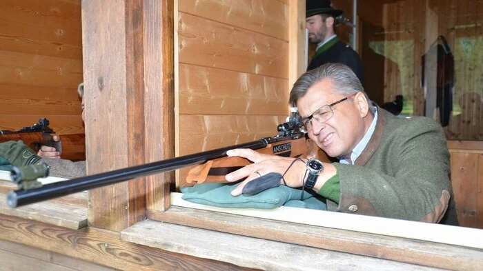 Gewehr bei Fuß standen gestern Unternehmer und Politiker am malerischen Schattensee in der Gemeinde Krakau (Bezirk Murau). ÖVP-Abgeordneter Fritz Grillitsch u.a. luden zum „Wasserscheibenschießen“ ...