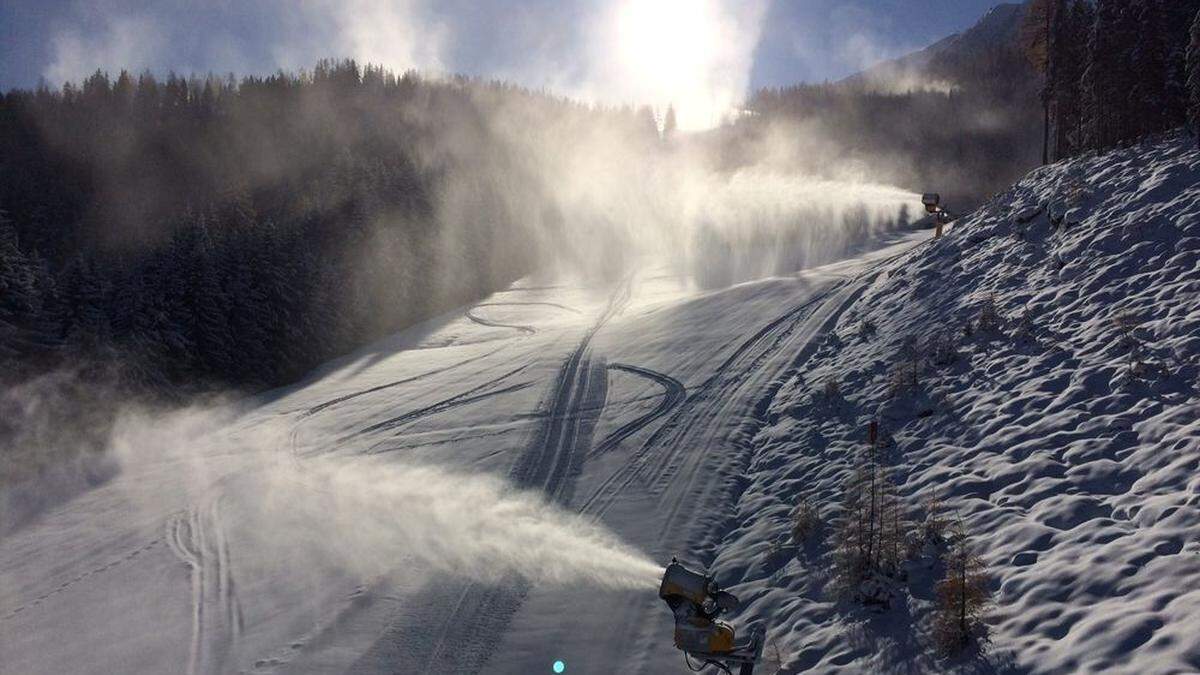 Auf dem Hauser Kaibling laufen bereits seit Tagen die Schneekanonen